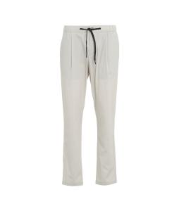 Trousers with creases 